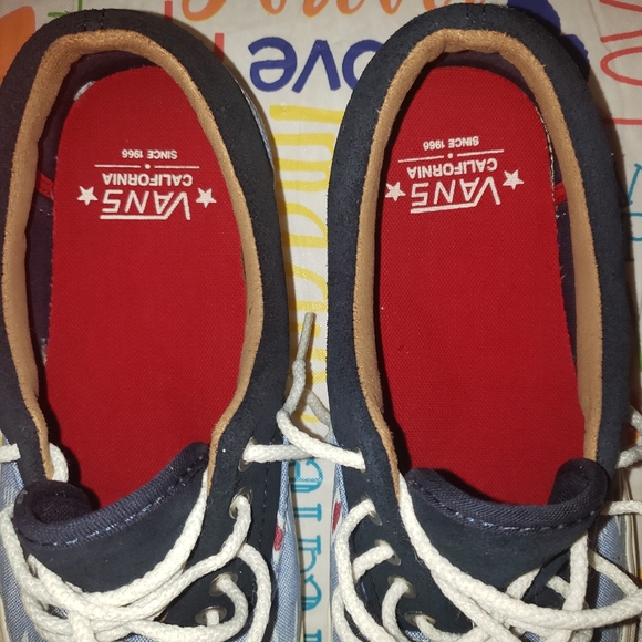 Van's - Picture 2 of 5